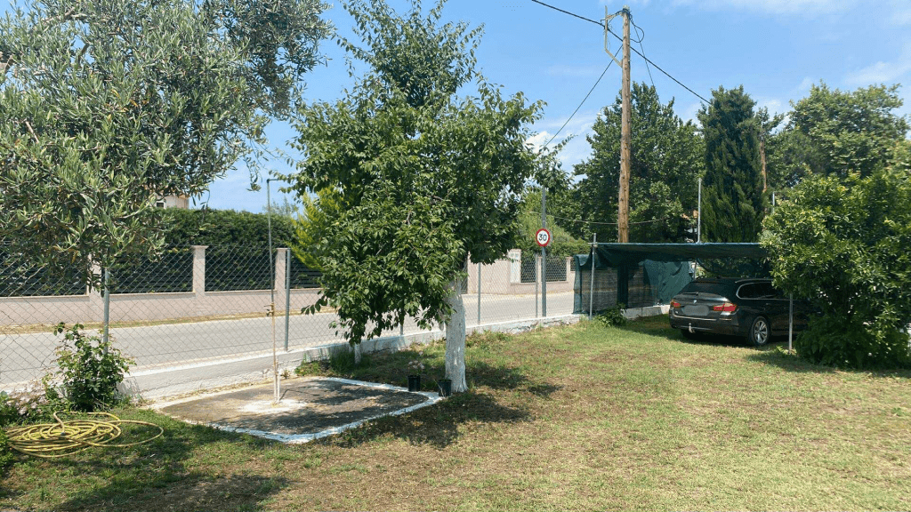parking spot in the outside yard
